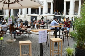 People in a cafè in Piazza dei Signori, Vicenza, northern Italy, 22 May 2020.
Italy is gradually easing lockdown measures implemented to stem the spread of the SARS-CoV-2 coronavirus that causes the COVID-19 disease. ANSA/FILIPPO VENEZIA