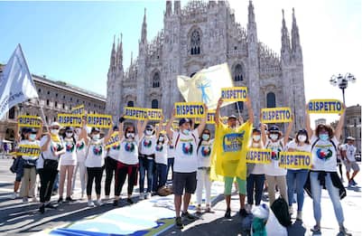 Milano, infermieri protestano in piazza Duomo: "Vogliamo rispetto"