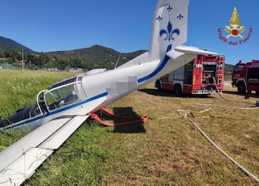 Elba, aereo da turismo sbaglia atterraggio e finisce fuori pista. FOTO