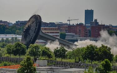 Milano, abbattuta la torre dell’acqua nel quartiere Adriano. LE FOTO