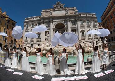 Coronavirus, matrimoni rinviati: flash mob delle spose a Roma. FOTO