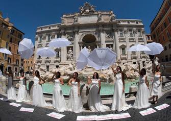 Il flashmob di protesta delle spose per il rinvio forzato dei loro matrimoni a Fontana di Trevi a Roma, 7 luglio 2020. ANSA/CLAUDIO PERI