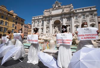 A moment of the flash mob protest of brides in Trevi's fountain for the forced postponement of their marriages due to the covid19 coronavirus, Rome, 7 Jule 2020. ANSA/CLAUDIO PERI