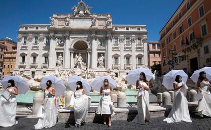 Roma, protesta del settore matrimoni: spose davanti a Montecitorio