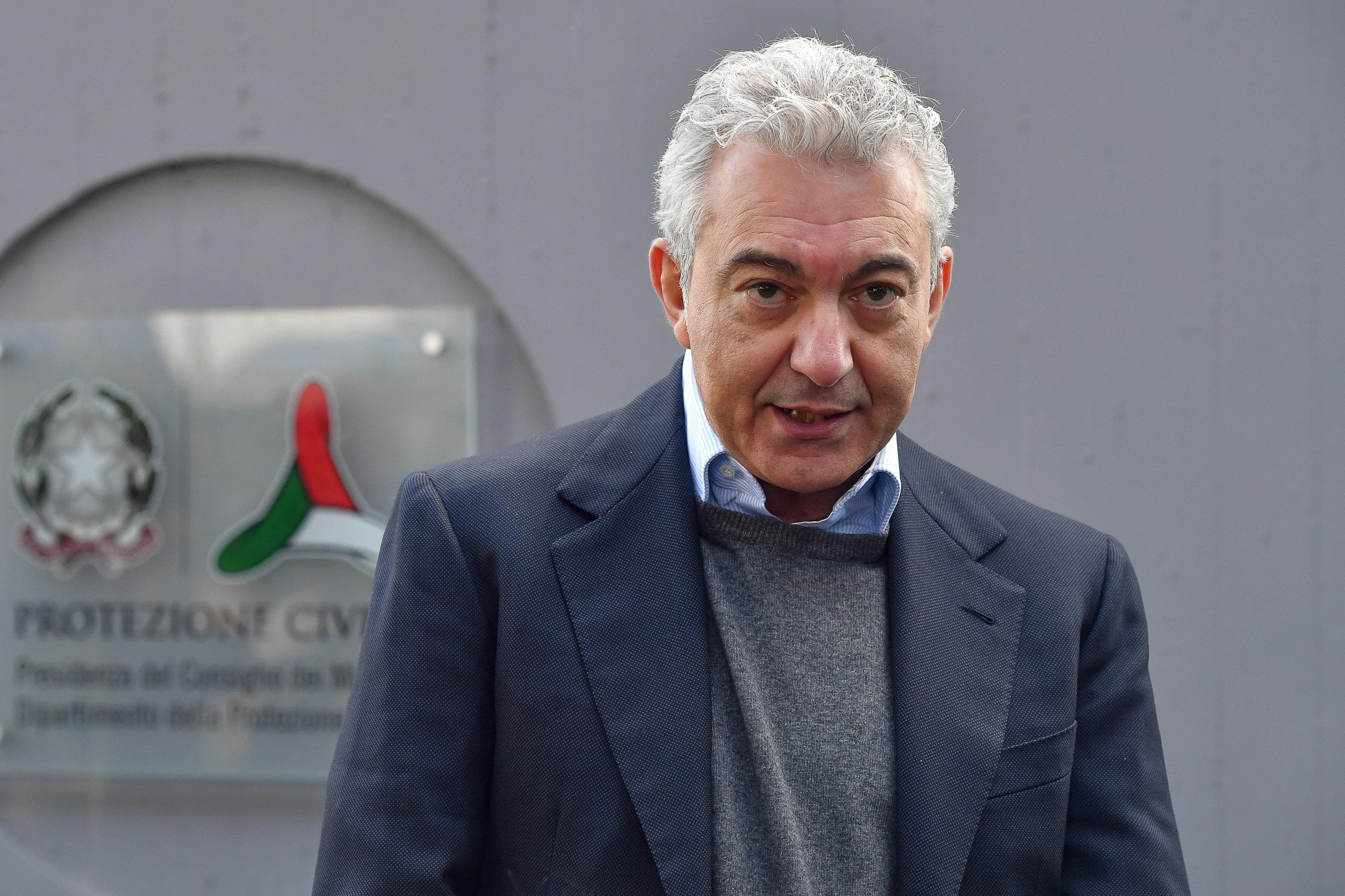 Il commissario sull'emergenza Coronavirus, Domenico Arcuri, risponde ad alcune domande dei giornisti, davanti al dipartimento di Portezione Civile, Roma 24 marzo 2020.
ANSA/ALESSANDRO DI MEO