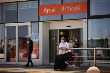 Coronavirus, Speranza: divieto di ingresso per chi arriva da 13 Paesi