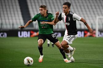 Juventus' Argentine forward Paulo Dybala (R) outruns Atalanta's Belgian defender Timothy Castagne during the Italian Serie A football match Juventus Turin vs Atalanta Bergamo played behind closed doors on July 11, 2020 at the Juventus stadium in Turin, as the country eases its lockdown aimed at curbing the spread of the COVID-19 infection, caused by the novel coronavirus. (Photo by Marco BERTORELLO / AFP) (Photo by MARCO BERTORELLO/AFP via Getty Images)