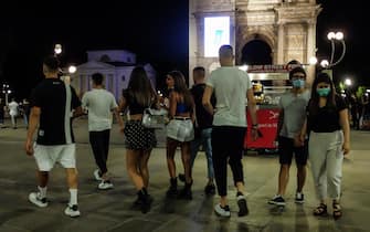 The Milanese nightlife along the Corso Sempione and Arco della Pace, in Milan, northern Italy, 12 July 2020.  Nightlife has returned to being popular after restrictions due to the Coronavirus Covid-19 pandemic.
ANSA/MATTEO CORNER