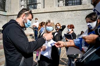 Bergamo, nuovo Denuncia Day per verità e giustizia per le morti durante la pandemia
Bergamo, nuovo Denuncia Day per verità e giustizia per le morti durante la pandemia Foto Claudio Furlan - LaPresse
13 Luglio 2020 Bergamo (Italia)
cronaca
Nuovo Denuncia Day presso la Procura di Bergamo per presentare oltre 100 denunce per le morti da covid
Photo Claudio Furlan - LaPresse
13 July 2020 Bergamo (Italy) news
New Denuncia Day at the Bergamo Public Prosecutor\'s Office to present over 100 reports of covid deaths