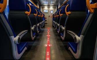 Segnaletica e cartelli per il distanziamento su un treno regionale fermo alla stazione Termini, Roma, 4 maggio 2020.ANSA/ALESSANDRO DI MEO