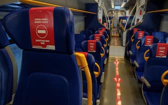 Segnaletica e cartelli per il distanziamento su un treno regionale fermo alla stazione Termini, Roma, 4 maggio 2020.
ANSA/ALESSANDRO DI MEO