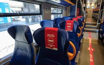 Segnaletica e cartelli per il distanziamento su un treno regionale fermo alla stazione Termini, Roma, 4 maggio 2020.
ANSA/ALESSANDRO DI MEO