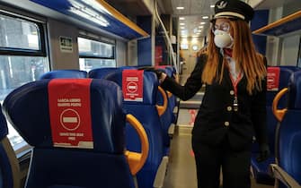 Segnaletica e cartelli per il distanziamento su un treno regionale fermo alla stazione Termini, Roma, 4 maggio 2020.ANSA/ALESSANDRO DI MEO