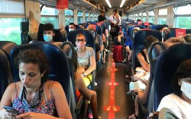 Coronavirus, il racconto: "Tutti ammassati sul treno regionale". FOTO