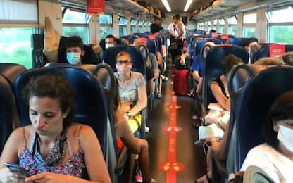 Coronavirus, il racconto: "Tutti ammassati sul treno regionale". FOTO