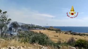 Raffiche di vento in Salento, vasto incendio vicino al Lido Conchiglie