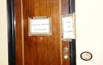 La porta d'ingresso dell'appartamento in Via Biscarra dove nel pomeriggio di ieri Daniele Ferrero, trent'anni, ha ucciso a coltellate i genitori Giuseppina Valetti di 60 anni e Pierfranceso Ferrero di 69, Torino, 14 Luglio 2020. ANSA/EDOARDO SISMONDI