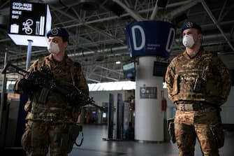 CASELLE TORINESE, ITALY - APRIL 02: Italian army soldiers on guard inside Turin Airport desert on April 02, 2020 in Caselle Torinese near Turin, Italy. The Italian government continues to enforce the nationwide lockdown measures to control the spread of the Coronavirus (COVID-19).  (Photo by Stefano Guidi/Getty Images)