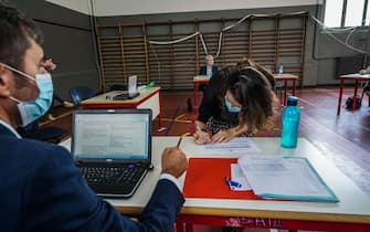 La studentessa Martina Baeli durante l'esame di maturità presso la scuola liceo classico e musicale Tassoni. Torino 17 giugno 2020 ANSA/TINO ROMANO