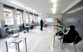 Uno studente durante la prova orale all'esame di maturita' al liceo scientifico statale Volta durante l'emergenza Coronavirus a Milano, 17 giugno 2020.ANSA/Mourad Balti Touati