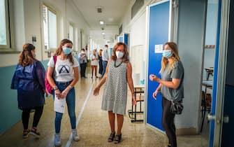 L'attesa di studenti e professori in un liceo di Napoli per le prove della maturita' 2020, 17 giugno 2020. ANSA/CESARE ABBATE