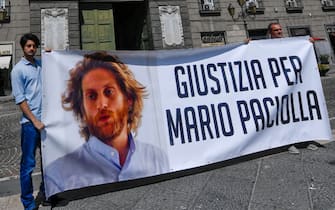 Lo striscione posto sulla facciata del Comune di Napoli per chiedere giustizia per Mario Paciolla, il volontario Onu napoletano morto in Colombia, 18 luglio 2020. ANSA / CIRO FUSCO