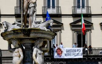 Lo striscione posto sulla facciata del Comune di Napoli per chiedere giustizia per Mario Paciolla, il volontario Onu napoletano morto in Colombia, 18 luglio 2020. ANSA / CIRO FUSCO