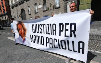 Lo striscione posto sulla facciata del Comune di Napoli per chiedere giustizia per Mario Paciolla, il volontario Onu napoletano morto in Colombia, 18 luglio 2020. ANSA / CIRO FUSCO