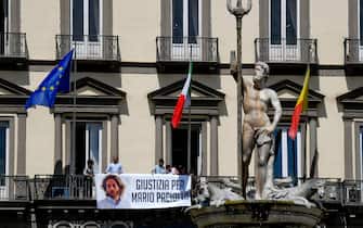 Lo striscione posto sulla facciata del Comune di Napoli per chiedere giustizia per Mario Paciolla, il volontario Onu napoletano morto in Colombia, 18 luglio 2020.  ANSA / CIRO FUSCO