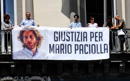 Morte di Mario Paciolla, lo striscione al comune di Napoli. FOTO