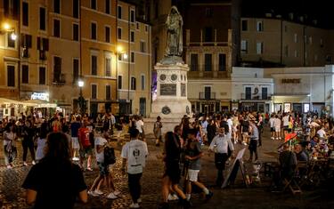 Coronavirus, Roma: troppi assembramenti: chiusure in piazze movida