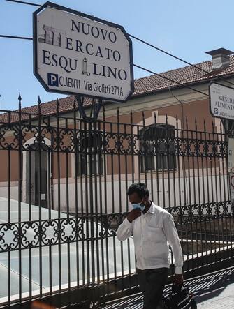 The Esquilino market has been closed by the local Police due to failure to comply with the requirements to limit the risk of contagion from coronavirus, in Rome, Italy, 19 July 2020. When local Police officers carried out checks, they noticed that the sellers were without masks or that they kept them lowered, and that social distancing measures were not respected.
ANSA/ FABIO FRUSTACI