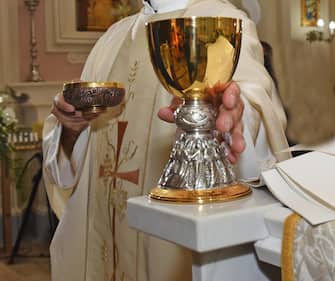 Don Matteo, il prete che il VenerdÏ Santo, ha celebrato la messa davanti a 200 persone a San Marco in Lamis, 11 aprile 2020. Ansa/Franco Cautillo