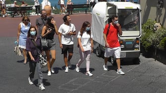 Turisti indossano la mascherina nella piazzetta di Capri, 23 luglio 2020.
ANSA/ GIUSEPPE CATUOGNO