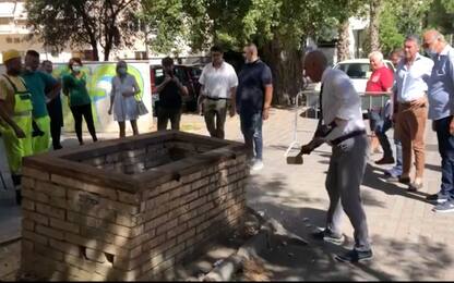 Pescara, sindaco distrugge a martellate due fontane: "Simbolo degrado"