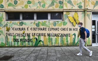 Un momento del primo giorno degli esami di maturita' alla scuola superiore liceo classico e linguistico statale Giuseppe Mazzini, Genova, 17 giugno 2020. ANSA/LUCA ZENNARO