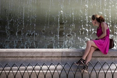 Una ragazza si rinfresca nella fontana di piazza Venezia, Roma, 29 luglio 2020. ANSA/ANGELO CARCONI