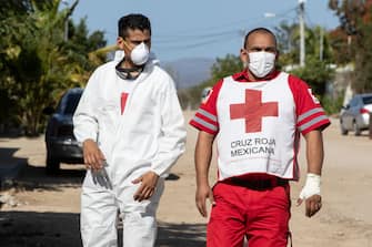 LA PAZ, MEXICO - JULY 28:Red Cross paramedics are seen walking in the strees of La Pasion neighborhood during an emergency call on July 28, 2020 in La Paz, Mexico. Many Mexican States remain in orange emergency while in some cities, positive cases for Covid-19 are increasing, the alert could change to orange in few day if the numbers continue rising. Mexico has now over 390,000 confirmed cases and over 44,000 deaths. (Photo by Alfredo Martinez/Getty Images)