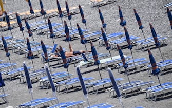 Sdraio e ombrelloni sulle spiagge del litorale genovese durante la fase 3 del coronavirus covid 19, Genova, 19 Giugno 2020. ANSA/LUCA ZENNARO