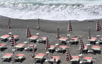 Sdraio e ombrelloni sulle spiagge del litorale genovese durante la fase 3 del coronavirus covid 19, Genova, 19 Giugno 2020. ANSA/LUCA ZENNARO