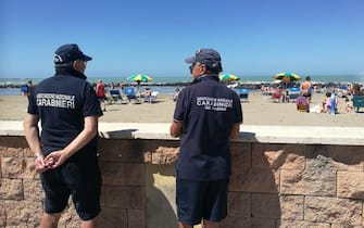 100 volontari, tra polizia locale e protezione civile, sui tratti più lunghi degli 11 chilometri di spiagge libere di Fiumicino (Focene, Passoscuro), in azione anche due quad per la sorveglianza, 6 giugno 2020.  ANSA