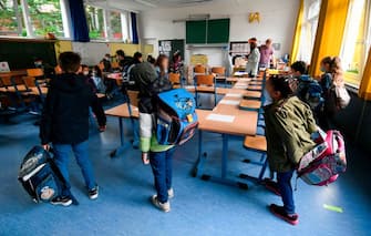 Students enter their classroom at the Petri primary school in Dortmund, western Germany, on June 15, 2020 amid the novel coronavirus COVID-19 pandemic. - From June 15, 2020, all children of primary school age in the western federal state of North Rhine-Westphalia will once again be attending regular daily classes until the summer holidays. The distance rules and compulsory mouthguards are no longer applicable. (Photo by Ina FASSBENDER / AFP) (Photo by INA FASSBENDER/AFP via Getty Images)