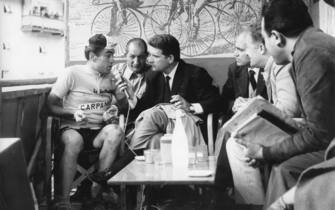 1963, 46 GIRO D'ITALIA, 19 TAPPA BELLUNO-MOENA, FRANCO BALMAMION MAGLIA ROSA. NELLA FOTO: BALMAMION INTERVISTATO DA SERGIO ZAVOLI. TRA I DUE GINO BARTALI, INTERVISTA, GIORNALISTA, MICROFONO, ANNI 60, B/N, GITC, 03-00020126