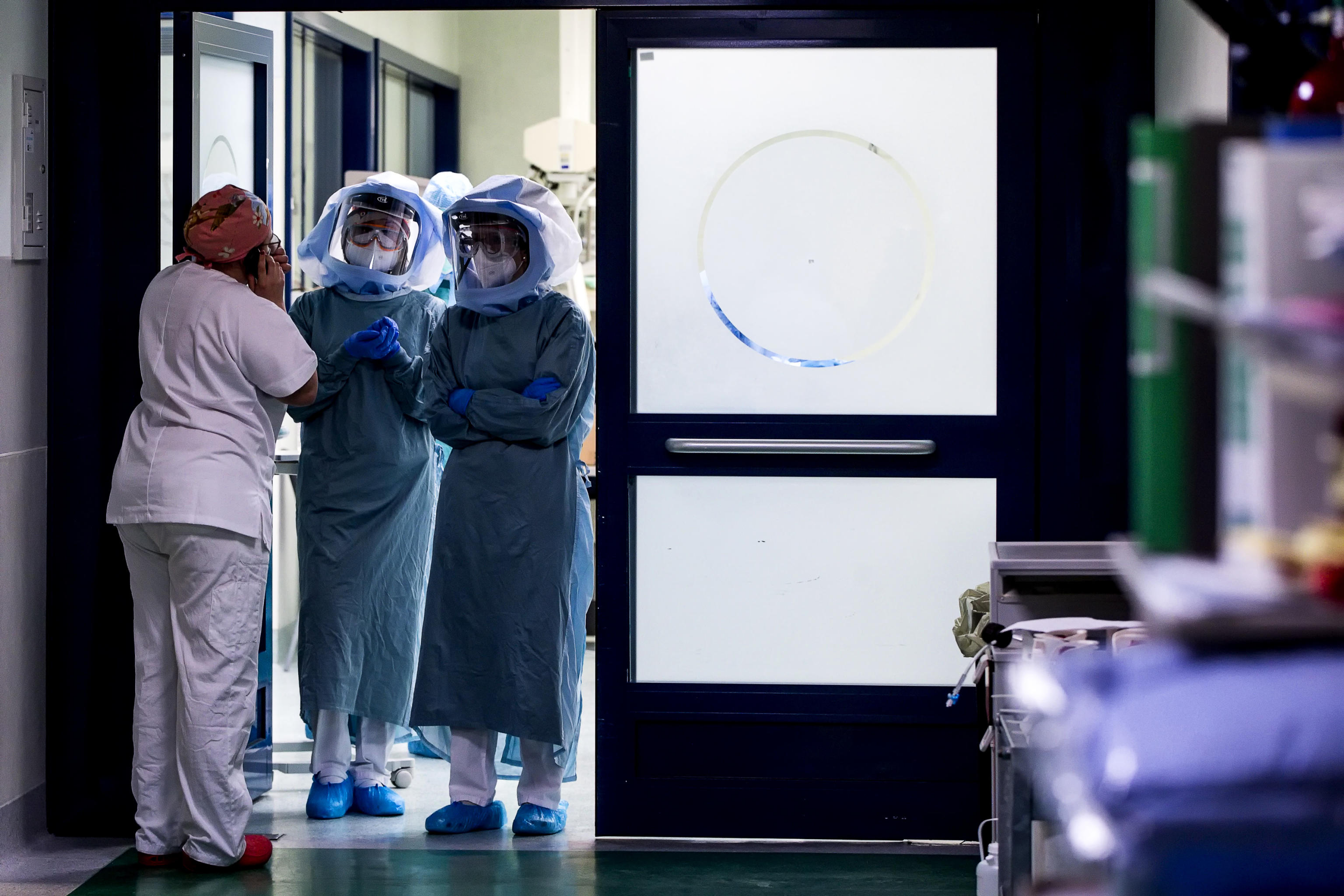 Z4Z Medici ed infermieri nel reparto di terapia intensiva dellÕospedale Policlinico Tor Vergata, in video chiamata durante lÕemergenza per il Covid-19 Coronavirus, Roma, 11 aprile 2020. ANSA/ANGELO CARCONI