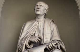 504685986 FLORENCE, ITALY - NOVEMBER 2, 2015: A marble statue of architect Filippo Brunelleschi faces the landmark Duomo, or Santa Maria del Fiore Cathedral, in Florence, Italy. Brunelleschi (1377-1446) was amongst the founding fathers of the Italian Renaissance, well known for successfully building the massive dome on the Florence Cathedral. (Photo by Robert Alexander/Getty Images)