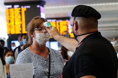 Passengers at the Termini railway station during Phase 3 of the emergency for Covid-19 Coronavirus, in Rome, 01 August 2020. ANSA/GIUSEPPE LAMI