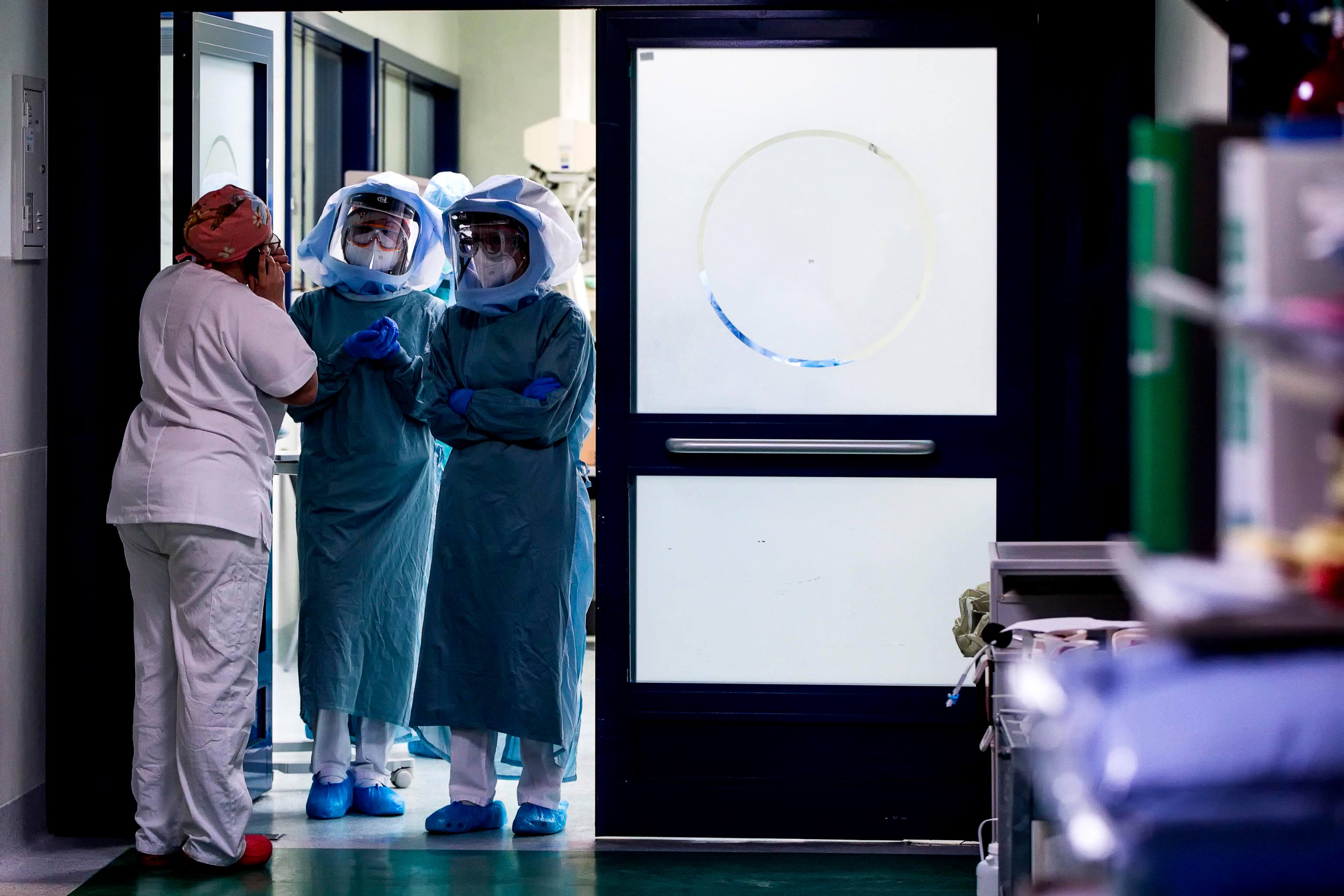 Medici ed infermieri nel reparto di terapia intensiva dellÕospedale Policlinico Tor Vergata, in video chiamata durante lÕemergenza per il Covid-19 Coronavirus, Roma, 11 aprile 2020. ANSA/ANGELO CARCONI