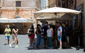 Ondata di caldo a Roma: turisti si proteggono dal sole, sotto unÕombrellone. 29 giugno 2020 ANSA/MASSIMO PERCOSSI