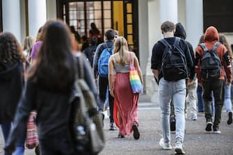Alcuni studenti fanno il loro ingresso al Liceo classico statale Mamiani per il primo giorno di scuola, Roma 12 settembre 2019. ANSA/FABIO FRUSTACI