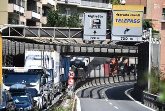 Lunghe code sulla viabilità ordinaria nella zona del casello di Genova Ovest e Sampierdarena, 16 luglio 2020. Calate le code in A10 e in A12 sono adesso aumentate in A26 dove si registrano quattro chilometri tra il bivio A26/Diramazione A7 Milano-Genova e Ovada, in direzione Genova Voltri. Nel frattempo la viabilità cittadina è andata in tilt: rallentamenti tra Pegli e Pra' così come in zona Staglieno, ponte elicoidale e lungomare Canepa, per mancato assorbimento del traffico autostradale e portuale.
ANSA/LUCA ZENNARO